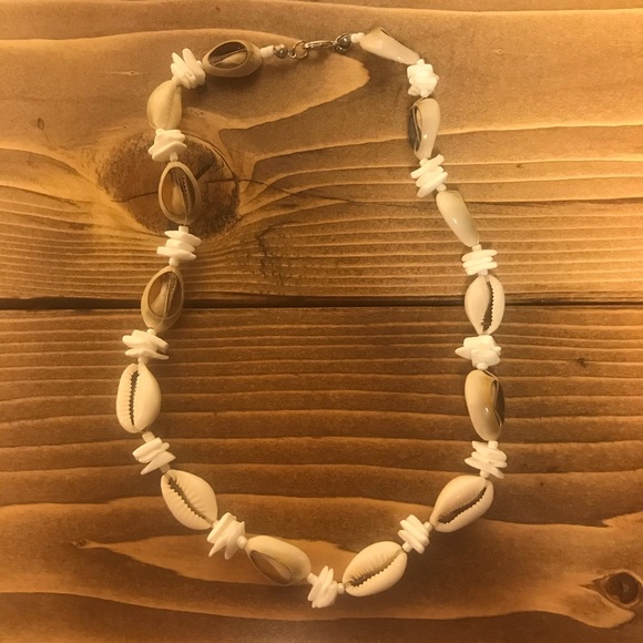 Pretty Shell Necklace - Picture 2 of 2